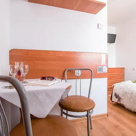 לינה וארוחת בוקר Wrzos 3*